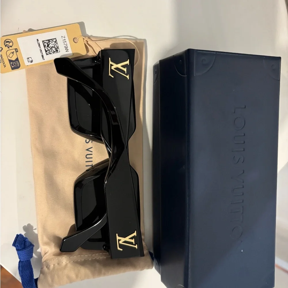 Louis Vuitton Black Square Sunglasses Bold Design - Picture 8 of 10